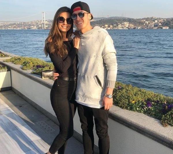 nl iftin, Londra'daki tarihi bir kalede evleneceini iddia eden ngiliz basn daha sonra Gle'nin gelinlik tercihini gndeme getirmiti. Zuhair Murad'n sk bir hayran olan gzel oyuncunun, Lbnanl tasarmcya gelinlik siparii verdii ileri srlmt.