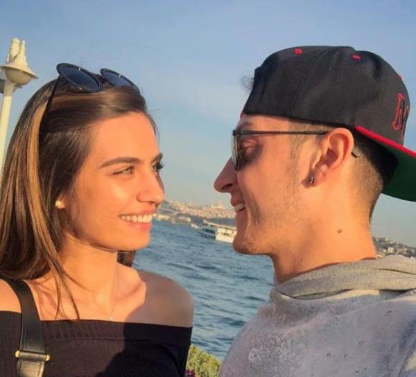 zil'in zel tasarm bir gelinlik giyecek olan 25 yandaki ak iin kesenin azn at da iddia edilmi ve gelinlie 100 bin dolar yani yaklak 520 bin lira deyecei dile getirilmiti.