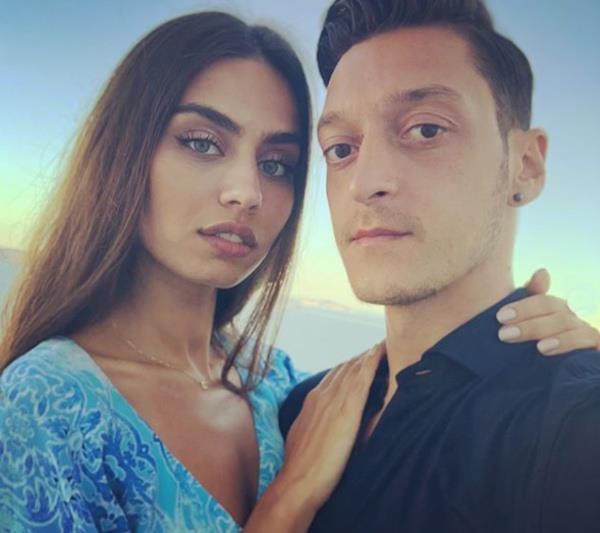 Amina Gle ile iki yllk birlikteliini nmzdeki Haziran aynda nikah masasna tamaya hazrlanan Mesut zil, bugn nianlsn da yanna alarak TRT 1 ekranlarnn sevilen dnem dizisi 'Dirili Erturul'un yolunu tuttu. nl futbolcunun setten paylat fotoraf ise sosyal medyada byk beeni toplad.