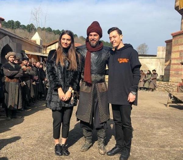 nl futbolcu bugn de nianls Amine Gle ile birlikte byk beeniyle takip ettii 'Dirili Erturul' dizisinin setine gitti. zil, barol oyuncularndan Engin Altan Dzyatan ile ektirdikleri bir fotoraf nstagram hesabndan "ok keyifli geen set ziyareti" notuyla paylat. Fotoraf ksa srede binlerce beeni ve yorum ald.