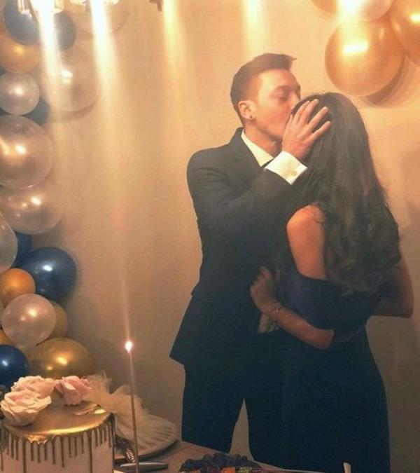 zil-Gle ifti, getiimiz gnlerde aile arasnda gerekleen trende nce kz isteme merasimi gerekletirmi ardndan da nian yzklerini takmt. te yandan Haziran aynda gerekleecek dnn detaylar da belli olmaya balamt.