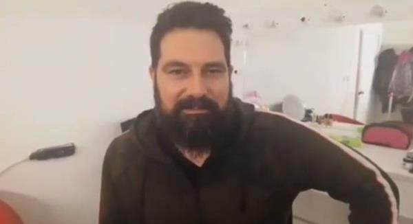 Hatrlanaca zere getiimiz gnlerde Payitaht Abdlhamid'in barol Blent nal, Instagram hesabndan yaynlad bir video ile zil'i sete davet etmiti. nal, mesajnda "Kymetli Mesut zil kardeim, Payitaht: Abdlhamid setinden sana sevgi ve sayglarmz gnderiyoruz. Diziyi takip ettiini, izlediini biliyoruz. ok teekkr ediyoruz paylamlarn iin. nallah bir gn yolun derse sete de bekleriz. Her zaman baarlarn bizi gururlandryor. nallah bundan sonra da ok baarl bir spor hayatn olur." ifadelerini kullanmt.