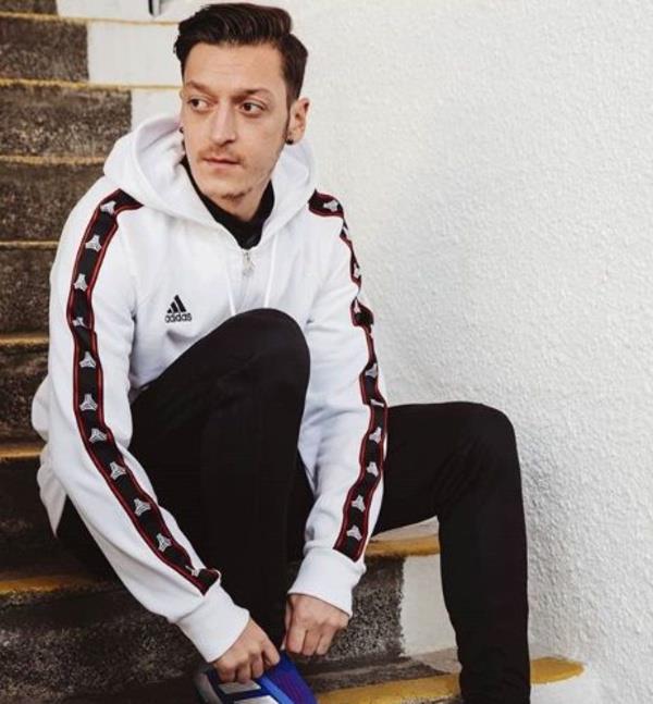 HAFTADA 2 MLYON TL KAZANIYOR: Haftalk kazanc 350 bin sterlin yani yaklak 2 milyon 350 bin lira olan Mesut zil'in Londra'nn ardndan stanbul ve memleketi Zonguldak'taki dn kutlamalar iin toplamda ne kadar masraf yapaca ise imdiden merak konusu oldu.