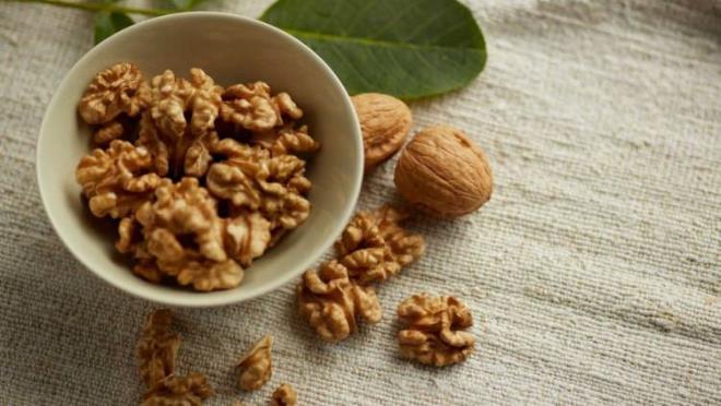 DLER  <br>  Di minesi baz faktrlerden dolay incelir. Bu incelme diin zamanla rmesine ve az iinde kokuya neden olur. Kereviz ve ceviz salatas ile bu olumsuz durumun riskini azaltabilirsiniz. Bir adet kereviziz sirkede ykaynz ve kp kp kesiniz. erisine 3 tane cevizi paralayp koyunuz. Zeytin ya ve limon ile tatlandracanz bu salatay gnde bir kase olarak tketebilirsiniz.