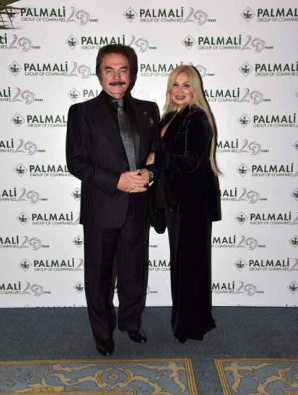 20 yanda TRT Ankara, 22 yanda TRT stanbul Radyosu snavlarna girdi. Ankara radyosundan stanbul radyosuna geerek 10 ay alt, kendi istei ile ayrld. Ardndan  sz yazar, besteci, yorumcu, balama sanats olarak zirveye doru uzanan bir maratona balad. 1966'da Trkiye apnda yaplan balama alma yarmasnda Arif Sa ve inuen Tanrkorur ile birlikte derece ald.