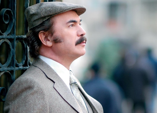 4 Austos 1944 ylnda dnyaya gelen usta sanat Orhan Gencebay, mzie 6 yanda Rus konservatuvar mezunudur. Mzie, klasik bat mziki Emin Tarak Hoca'dan keman ve mandolin dersleri alarak balad. 7 yanda balama ve Trk Halk Mzii dersleri almaya balad. 10 yanda ilk beste almas olan Kara Kal Esmerdi Kim Bilir Kimi Sevdi isimli eseri yapt.