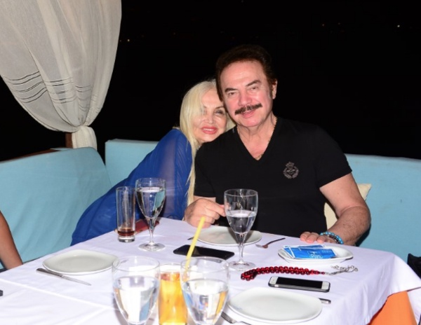 74 yandaki sosyetik Emre, einin salk durumu hakknda nce, "Ben grip olmuum. Orhan ise 4 kez kan tahlili yaptrd. 4&#8217;nde de domuz gribi kt. Bir haftadr hastanede tedavi gryordu." diyerek yrekleri azlara getirdi.