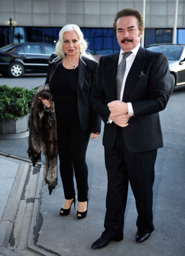 Ortaokul ve lise yllarnda Samsun, Edirne ve stanbul musiki cemiyetlerinde yayl tambur, THM cemiyetlerinde ise balama ald. Samsun ve stanbul'da halk evlerinin kuruculuunu yapt. Kendi at mzik dershanelerinde retmenlik yapt.