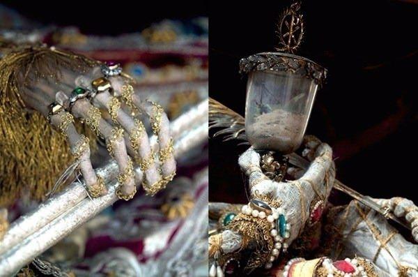 Her iskelet giydirilmi ve pahal kyafetler, talar, silahlar ve hatta peruk gibi eitli ok deerli objeler ve talarla sslenmi durumda bulunuyor.