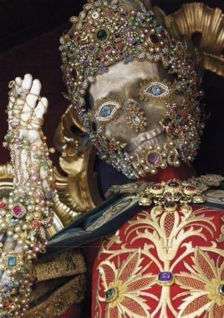 Mezar ve yeralt labirentleri Hristiyan inancna olan sk ballklaryla aziz olarak adlandrlan erken dnem Hristiyan ehitlerinin ryen iskeletleri barndryor.