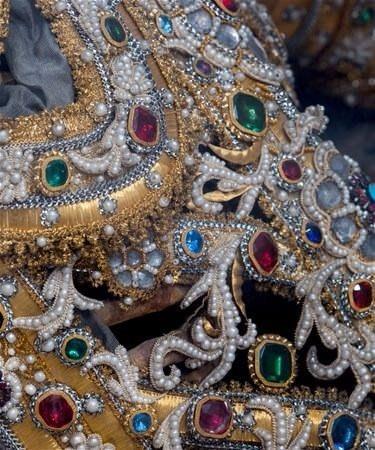 Koudounaris, bu konuda yazd kitabnda yeralt mezarlarnn azizleri hakknda bilgi verirken nasl ldklerini, bu mezarlara yerletirilmelerine kimin karar verdiini ve Avrupa'da bu olgunun neden bu kadar uzun zamandr devam ettiini tartyor.