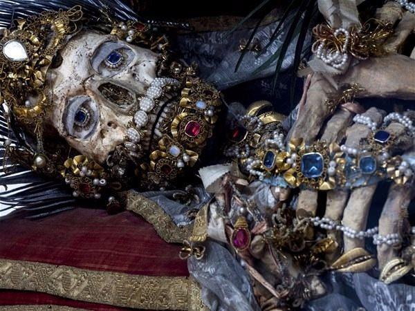 Ortaya kan bilgiler, birok azizin giydirilip insanlarn ziyaretine almasna ramen, daha giydirilmeyi bekleyen bir ok azizin olduunu gsteriyor. Bu azizler nsanlar tarafndan youn ilgi gryor.