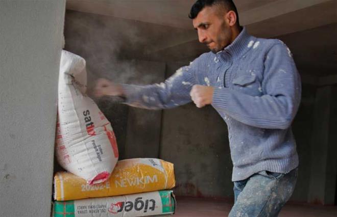 PAYDOSTAN SONRA SPORCULARI ZLYORDU  Cafer&#8217;in byk bir azim rnei olduunu ve desteklenmesi gerektiini ifade eden Muay Thai Milli Takm Antrenr Ylmaz eken, &#8220; Cafer 2013 ylnda burada babasyla birlikte inaatta alyormu. Milli sporcularla antrenman yapyorduk. Paydostan sonra Cafer izlemeye balad, camdan bakyordu &#8220;buyur, gel&#8221; dedim. &#8220;Bende bu sporu yapmak istiyorum amca&#8221; dedi. Spora balattk, Cafer ksa zamanda muay thaide Avrupa ampiyonluu 4 kez Trkiye ampiyonluu yaad. Kick boksta tek bana gitti, ampiyon oldu, geldi. ocuk youn bir antrenman da yapamyor. naat ii bir gn stanbul bir gn Edirne, Tekirda, Bursa&#8217;da ekmek paras iin dolayor. Ama frsat bulduu her yerde antrenman yapyor. Yreiyle, kalbiyle, emeiyle bu ii yaptn dnyorum. ocuk yz lira yevmiye alyor 20-30 lirasn yiyor. Biriktirmeye alyor, ailesine bakyor. Buradan tm i adamlarna, hayrseverlere duyurum Cafer gibi sporculara sahip ksnlar, akyla yapyor bu ii&#8221; diye konutu.