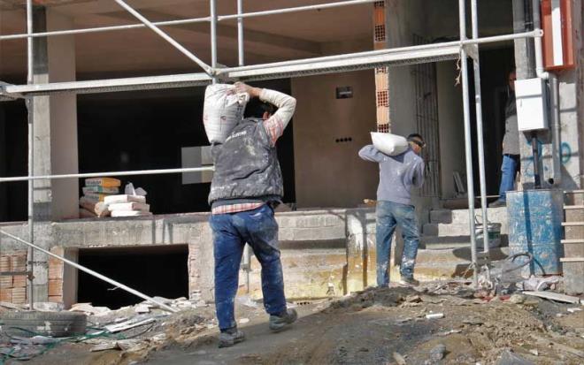 MENTO TORBALARIYLA ANTREMAN  Geinmek iin inaatta altn inaatta bile spora olan tutkusundan vazgemediini ifade eden Gk, &#8220;naatta ben amelelikle baladm sonra daym bana aly retti, u an al yapyorum. naatta bo vakitlerimde len aralarnda hzlca yemek yiyip antrenman yapyorum. imento torbalarn falan alyorum, karma koyup onlara tekme yumruk atyorum. naata da antrenman gzyle bakyorum. 2014&#8217;te Trkiye ampiyonu oldum, 2014&#8217;te Avrupa ampiyonu oldum. Bu sporu zor imkanlar altnda yapyorum, ailevi durumumuz yok. naatta alyorum hem spor da yapyorum. Bu ii gerekten ok sevdiim iin ikisini bir arada gtrmek zorunda kalyorum. Sponsor bulmakta ok sknt ekiyoruz&#8221; dedi.