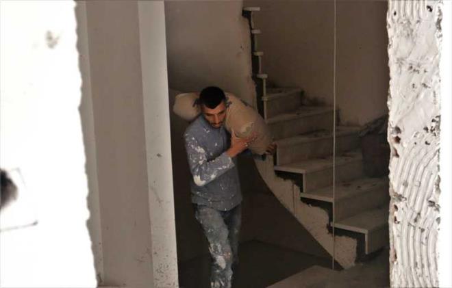 SPONSOR ARIYOR  Sponsor bulamad iin hala inaatta alan geceleri bazen inaatta bazen spor salonda kalan Gk, yeterince antrenman yapamasa da baarya doymuyor. Gk, naatta alrken molalarda imento torbalarn st ste dizerek kum torbasna vuruyormucasna antrenmanlarna da devam etti. Hedefinin dnya ampiyonluu olduunu ifade eden gen sporcunun tek istei ise sponsor bulabilmek.