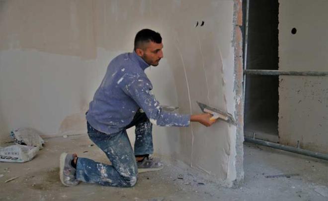 STANBUL'DA YAAM MCADELES  Sabah imento torbalarn tayan akam arlk barlarn kaldran gen sporcu azmiyle evresindeki herkese de rnek oldu. Gen sporcu, zorlu hayatnda ailesi de Tekirda&#8217;a tannca stanbul&#8217;da tek bana yaam mcadelesi vermeye balad. naattan kalan kstl zamanlarnda azimle, hrsla yapt antrenmanlarla baarlarn da tula tula rd.