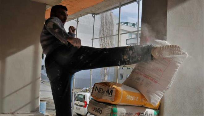 BAZEN SALONDA BAZEN NAATTA KALIYOR  Hem inaata alp hem de uluslararas yarmalarda Trk bayran dalgalandran 24 yandaki Milli   Sporcu Cafer Gk, &#8220;Milli sporcular vard hocamn yanna geldim onlar izledim. ok gzel ma yapyorlard bende balayacam dedim. Hocama dantm maddi durumum olmad iin hibir cret talep etmedi. Bende o vefa borcumu ok alarak demek istedim. naattan kp direkt spora geliyordum, inatta da antrenmanlar yapyordum. Daha sonra Tekirda&#8217;a tandk. Oradan buraya yine spor yapmak iin geliyorum. Salonda kalyorum herkes gittikten sonra kendi bama antrenman da yapyorum. Bazen inaatta kalyorum&#8221; ifadelerini kulland.