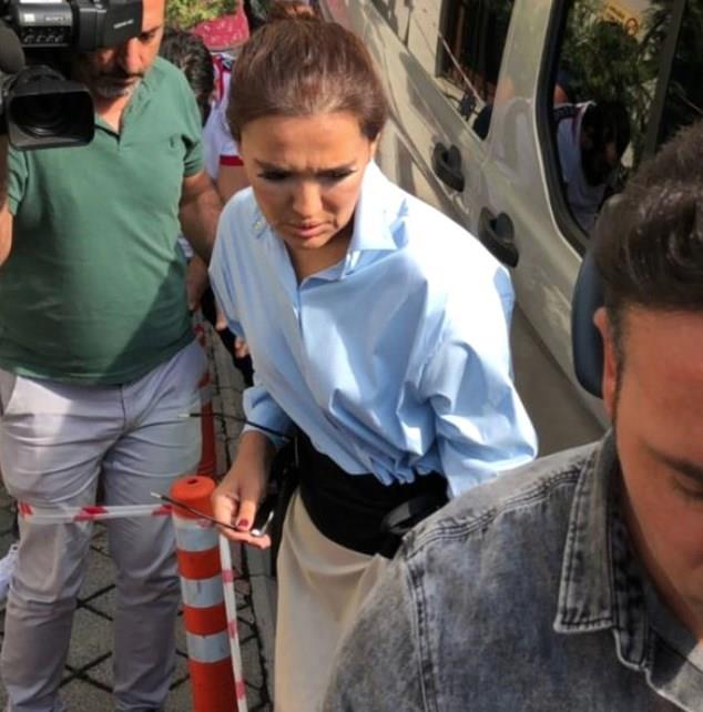 Bir anta dolusu mcevher ve paray alp kaan kadn gren ikili, hemen gvenliklere haber vererek, peinden kovalad.