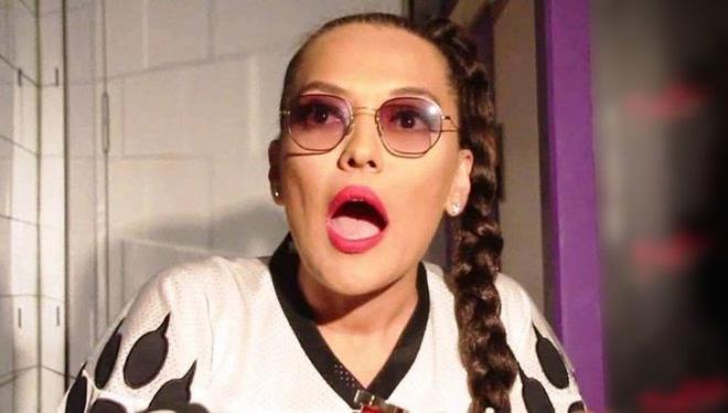 Akaln'n polislerin gelmesini beklerken kadn hrsza saldrmaya alt iddia edildi.