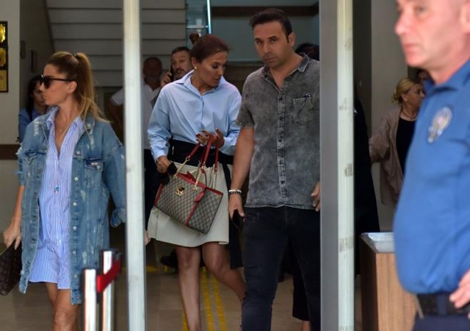 Ksa sre sonra olay yerine gelen memurlar, kadn ve ifti karakola gtrd.