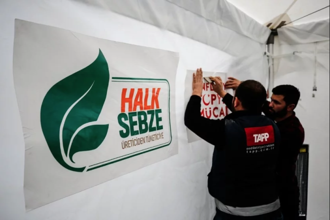 Sebze ve meyveler iin souk hava deposu kiralad. Ankara&#8217;daki e-tanzim satlar iin 100'n zerinde personel 7 gn 24 saat esasna gre grevlendirildi. Personel says, gelen siparilere gre deiiklik gsteriyor.