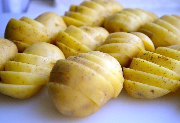 3-Yal cilde iyi gelen ham patates yntemi  <br>  Patatesin faydal bir besin kayna olduu herkes tarafndan bilinir. Ancak sosyal medyadaki bir paylama gre ham patatesin yal ciltlere iyi geldii iddia edildi. Bu yntemi uygulayanlar bir ounda sivilce ve akne oluumu gzlemlendi.