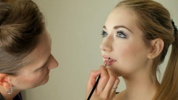 - Kuru bir cilde yaplmadan nce mutlaka peeling yaplmas gerekiyor.    - Gzellik uzman tarafndan yaplmaldr.    - Cildinizde iltihapl sivilceler ya da ak yaralar varsa bu makyaj kesinlikle uygulamayn.