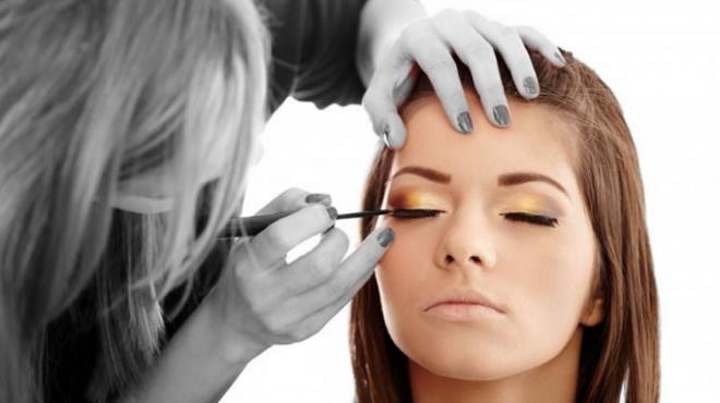 Nian, dn veya zel davetlerin kurtarcs olarak bilinen porselen makyaj, cildinizin muhteem grnmesini salayabilmenin en kolay yoludur. Genellikle akne, sivilce izi, leke gibi cilt sorunlarn gizlemek isteyenler porselen makyaj tercih edebilirler. Makyaja balamadan nce dikkat edilmesi gereken baz noktalar var.