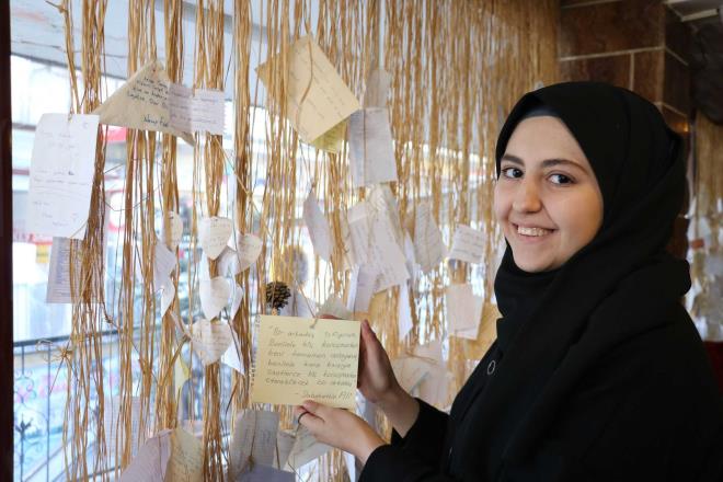 Sevgilisinden ayrldktan sonra erkek ok duygulanyor ve artk zamann durduunu belirtiyor. Saati oraya brakyor. Bize gelen eyler hep olumlu ynde. Tabi bazen mstehcen eylerde oluyor biz onlar karyoruz. Buraya ak perdesi diyebiliriz&#8221; dedi.