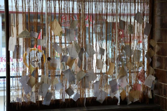 Ksa srede oalan mektuplar cam ssleyen dekoratif bir perdeye dnt. Yzlerce mektup ve notun bulunduu perdenin ismi ise ak perdesi oldu.