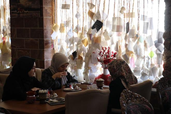 Kafeye giden bir ok ak sevdii kiiye yazd mektup ve iirleri bu mektubun yanna ast.