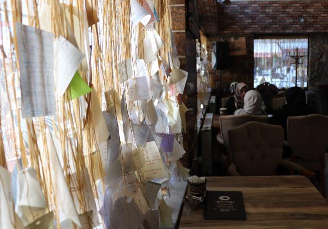 Sivas'ta arba mahallesinde bulunan bir kafede sevgilisinden ayrlan bir kiinin kafenin dekoruna ast mektup aklara ilham oldu.