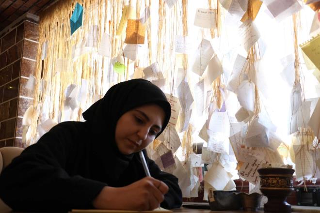 Bizimde houmuza gitti perde niyetine kullanyoruz. lerinde bir saat var o saatin hikayesi yle, yazan arkadata belirtmi, sevgilisi olan kadn buna bir saat hediye etmi.