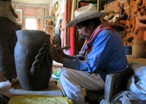 Grme engelli Meksikal Jose Garcia Antonio isimli heykeltra eserleriyle kendine hayran brakyor. Grme yetisini tamamen kaybeden adam seramik ileri retmeye hi ara vermedi.