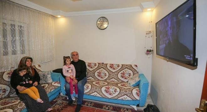 samyeli Mahallesi'nde ikamet eden evli ve 2 ocuk babas 56 yandaki servis ofr Mehmet Kooval, bir televizyon kanalnda yaynlanan ukur dizisi karakterlerini canlandran &#8216;Kooval' ailesinden etkilenerek soyadlarn deitirme karar ald.  Nfus Hizmetleri Kanunu ile baz kanunlarda deiiklik yaplmasna dair kanun kapsamnda yaklak 6 ay nce &#8216;Verir' olan soyadn, 'Kooval' olarak deitiren aile torunlarna da &#8216;Yama' adn vermeye hazrlanyor.