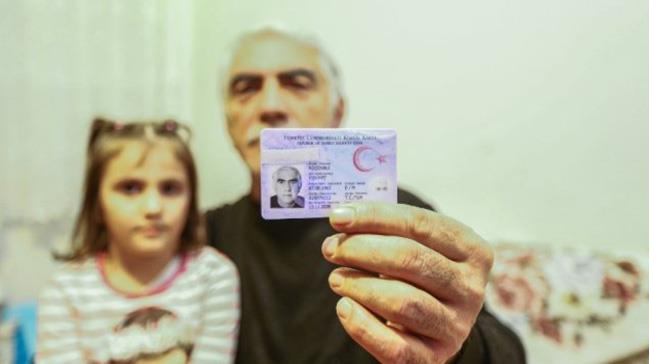 Olunun kendini arayarak nfus idaresine ararak srpriz yaptn ifade eden Kooval, "ukur dizisini ailecek ok seviyor ve izliyoruz. Ondan etkilenmi olum. Beni de nfus idaresine ardlar, imza attm soyadmz deiti. Soyadmzn deitiini duyanlar aryor" dedi.