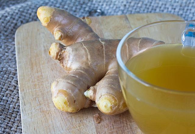 Bal hari tm malzemeleri kartrn ve orta atete 30 dakika piirin. Karm srekli kartrn. Daha sonra bir kenara alp soumasn bekleyin.   Karma bal ekleyin, kartrn ve karm temiz bir ieye dkn. Bu iecei buzdolabnda 1 ila 2 ay boyunca saklayabilirsiniz.  <br>  Bu iecekten a karnna her sabah 1 orba ka tketin.