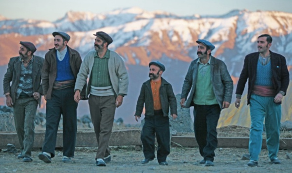 MUCZE 2'NN KONUSU NE?  Dounun bir da kynde yaayan engelli Aziz ile grc usul evlenen Mzgin'in dramn ve yaama tutunma hikayesini ele alan filmin konusu yrek yakyor.