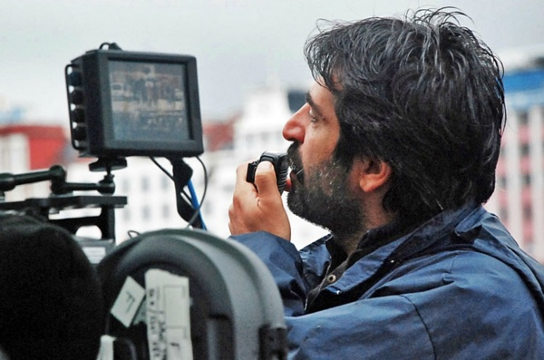 Krmzgl'n yapt aklama ise u ekilde oldu: "Sinema sektrndeki sistemin daha doru bir zemine oturmas iin zamana ihtiyacmz var. Yeni sinema yasasnn 1 Temmuz&#8217;da yrrle girdikten sonra her eyin adil ve effaf olacan umarak filmimizi 6 Aralk tarihine ertelemek zorunda kaldk."