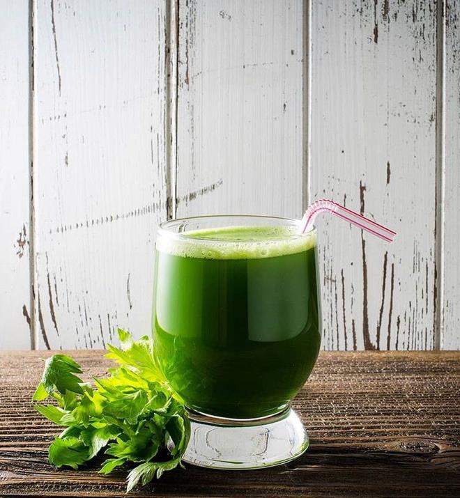 Limonun suyunu, kereviz saplarn, maydanozu ve suyu blender'dan geirin. Homojen bir karm elde edene kadar malzemeleri kartrmaya devam edin.    Hazrladktan sonra a karna iebilirsiniz.