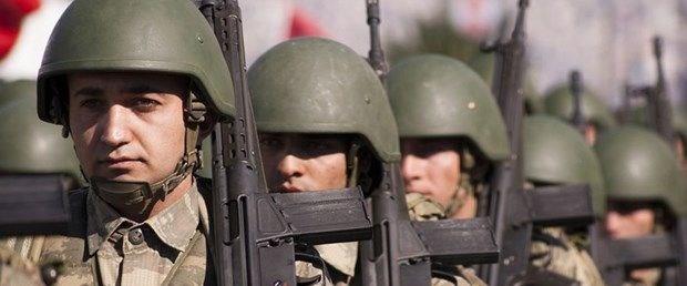 Zorunlu askerlik 6 aya iniyor. 6 ay tamamlayanlar isterlerse terhis olabilecek. Halen 12 ay olan askerlik 6 ayda tamamlanabilecek. steyenler 6 ay daha askerlik yapp maa alabilecek.   Maan ne kadar olaca ise sorular arasnda.