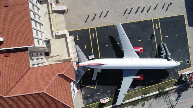 Aksu ilesindeki lisenin mdr Haldun evik, Antalya Havaliman`nda 8 yl nce hurdaya ayrlan ua okulun bahesine getirtip rencilerine uygulamal eitim verme hayalini bir sre nce Dileri Bakan Mevlt avuolu`na iletti.