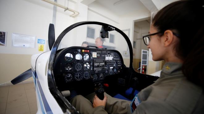 Atlyelerindeki orijinal uak paralar ve okul bahesindeki yolcu uayla uygulamal eitim grmelerinin ok yararl olduuna iaret eden Nebiolu, "Havacln tam olarak kalbindeymiiz gibi hissediyorum. nce uan anatomisini reneceim, sonra da onu uuracam inallah." ifadelerini kulland.