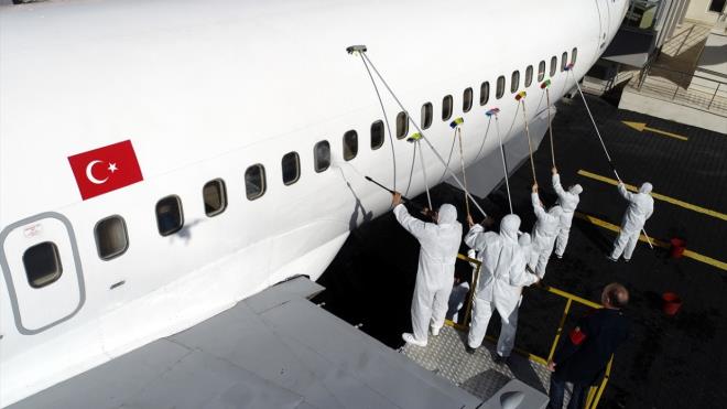 Hava Kuvvetlerinden emekli usta reticiler grev yapyor  Eski yolcu uann, rencilere eitim materyali olarak hizmet verdiini dile getiren evik, Hava Kuvvetlerinden emekli usta reticiler sayesinde rencilerin uakta uygulamal eitim aldn belirtti.