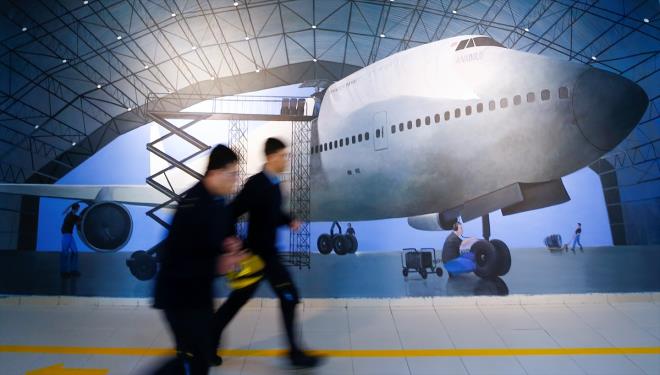 "lk yerli uan yapmnda bulunmak istiyorum"  Okulun 11. snf rencisi Hseyin Biricik, bahesinde gerek bir uak bulunan okulda okuduu iin mutlu olduunu belirterek, "Burada eitim grmek bizim iin ok byk ans ve avantaj. Tek hayalim, ilk yerli yolcu uann yapm kadrosunda bulunmak. Bu almada emeimin gemesini gerekten ok isterim." dedi.