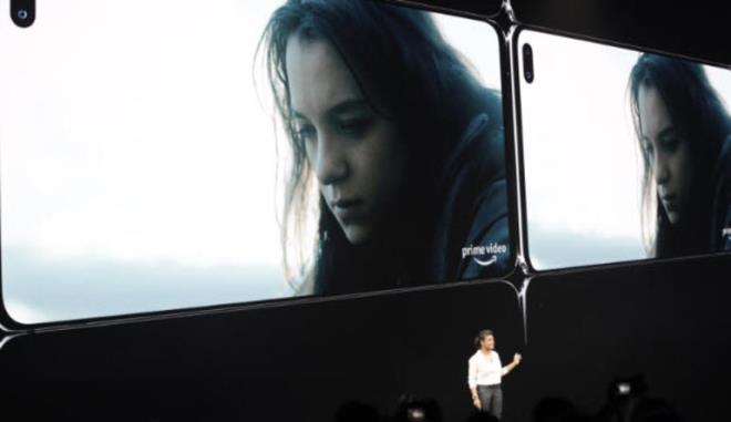 GALAXY S10 VE GALAXY S10 PLUS TANITILDI  <br>Galaxy S10 da resmen ortaya kt. nternete daha nce szan grntlerin birebir ayns ile kar karyayz. n yzde tek kamera bulunuyor ve entik yok; bunun yerine ekrana gml bir kamera bizi karlyor. l kamera yaps ise cihazn ilk dikkat eken yan. Standart kulaklk giriinden vazgemeyen Samsung, yine bu modelde 3.5 mm kulaklk yuvas tercih etmi.