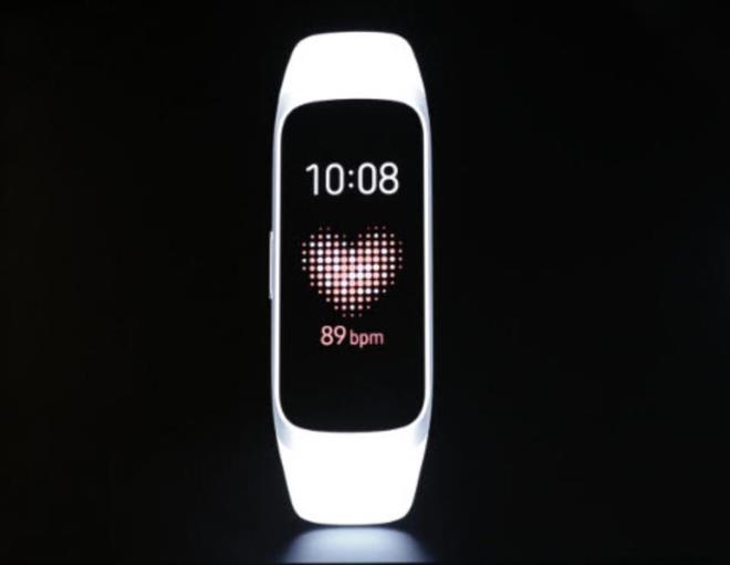 Pratik uyku izleme ilevleri de cihazlara dahil edilmi. ki cihaz da kalp ritminizi lebiliyor.