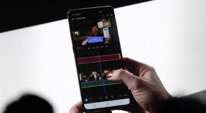 Dier yandan Galaxy S10'daki "sinirsel ilem birimi", yapay zeka yardmyla fotoraflar gelitirmeye yardmc oluyor. Ekranda beliren neriler, daha iyi bir kare yakalamanz salyor. Ayrca Galaxy S10, piyasadaki HDR 10+ video kaydedebilen ilk mobil telefon olma zelliini de tayor.    Bu arada kameralardan bahsetmiken n kamerann UHD formatnda ekim yapabildiini de belirtelim.