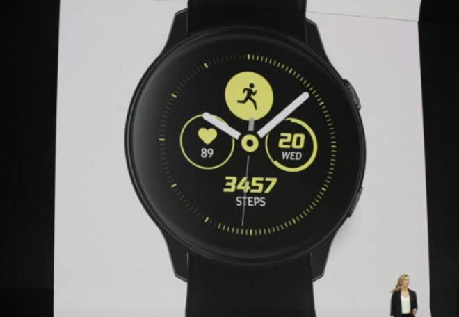SAMSUNG'TAN YEN AKILLI SAAT VE BLEKLK: GALAXY WATCH ACTIVE & GALAXY FIT  <br>  Galaxy Watch Active ho bir grnme sahip ancak artk dnen ereveye sahip deil. Saat, 5 metreye kadar suya dayankllk sunuyor.    Galaxy Fit de su geirmiyor ve renkli, dokunmatik AMOLED ekrana sahip. ki cihaz da alt farkl egzersizi otomatik olarak izleyebiliyor.
