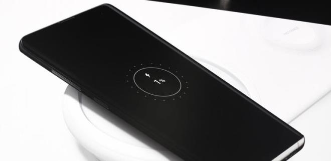 Gelelim depolama hafzasna ve RAM'e... Galaxy S10 Plus ile 10GB'a kadar RAM ve 1TB depolamaya sahip olmanz mmkn. Genileme seenei sayesinde toplam hafza 1.5 TB'a kadar ykseltilebiliyor.Galaxy S9 ile kyaslandnda yeni modelde kullanlan ilemci yzde 29, GPU ise yzde 32 daha hzl. Galaxy S10 Plus'ta 4.100mAh kapasiteli bir pil bulunuyor. Galaxy S10'da ise 3.400mAh'lik bir pil var.